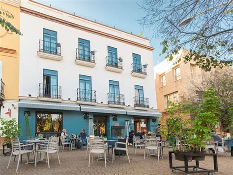 The corner house seville bar 1 km from Las Setas De Sevilla Sculpture, boasts a bar and a sun deck